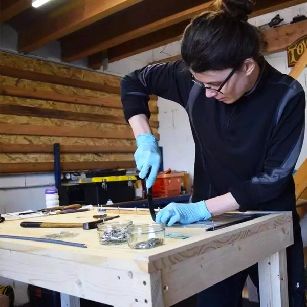 Aurélie Haugeard at cutting stained glass