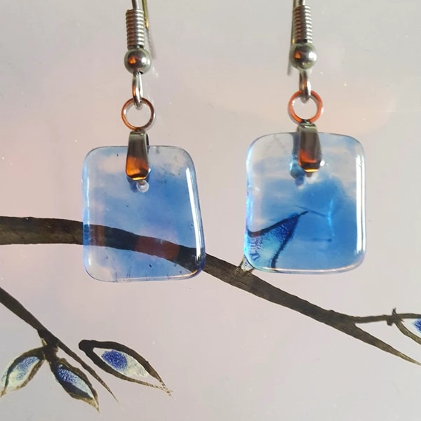 une image d'une paire de boucles d'oreilles